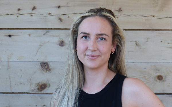 En kvinne med langt hår