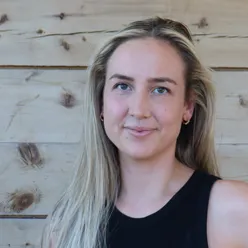 En kvinne med langt hår