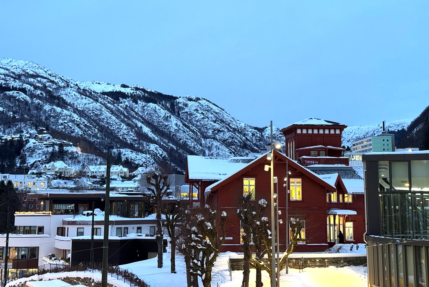En bygning med et fjell i bakgrunnen