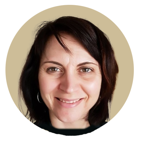 Et nærbilde av en kvinne som smiler