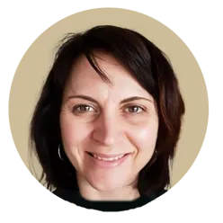 Et nærbilde av en kvinne som smiler