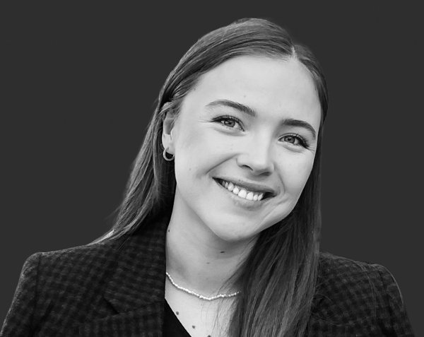 En kvinne som smiler til kameraet