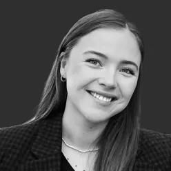 En kvinne som smiler til kameraet