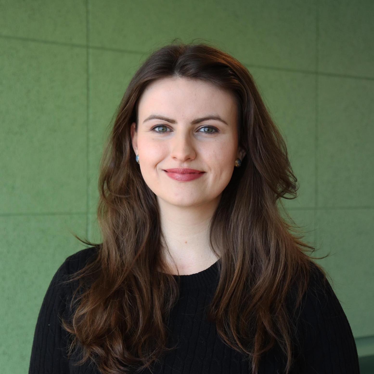 En kvinne med langt hår