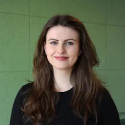 En kvinne med langt hår