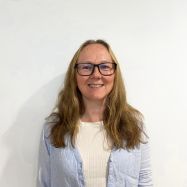 En person som bruker briller