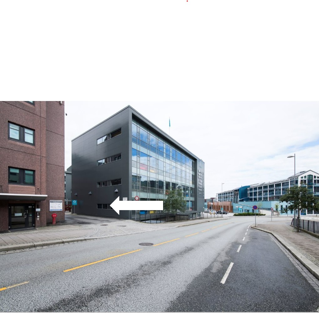 To bygninger med en pil som viser tilkomst