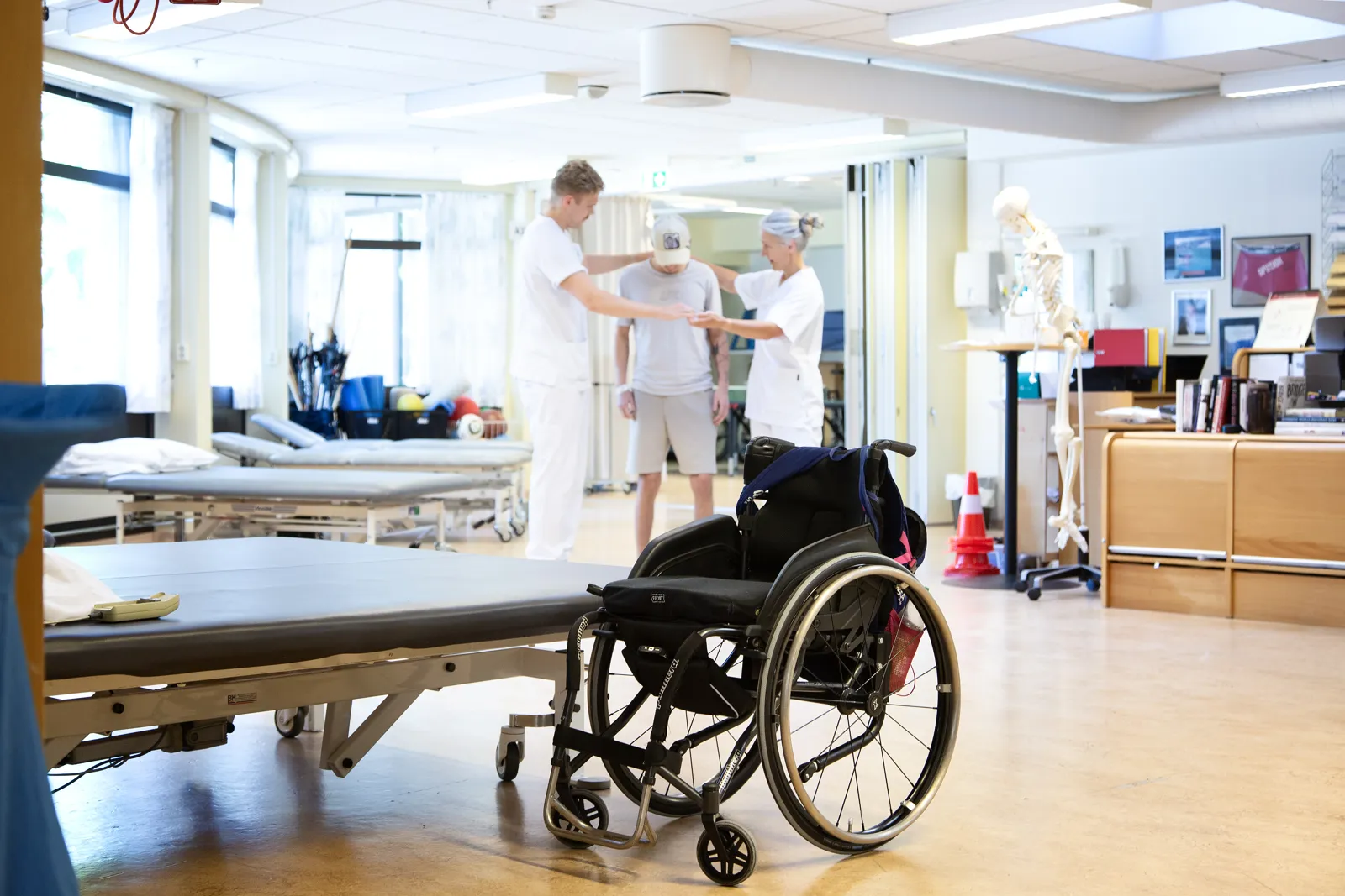 Fysioterapeuter og pasient trener gangtrening på treningsrommet