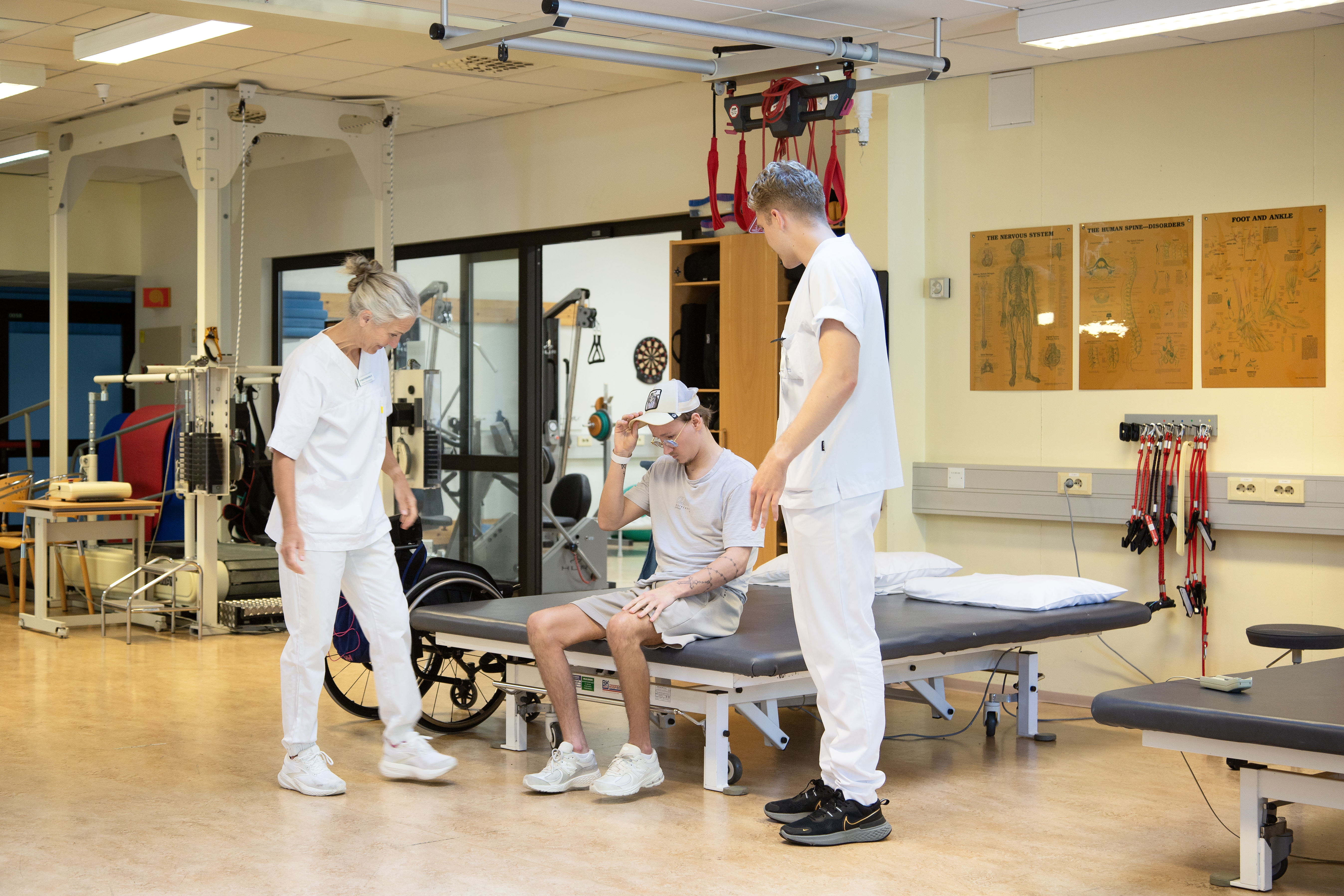 Fysioterapeuter og pasient trener i treningsrommet