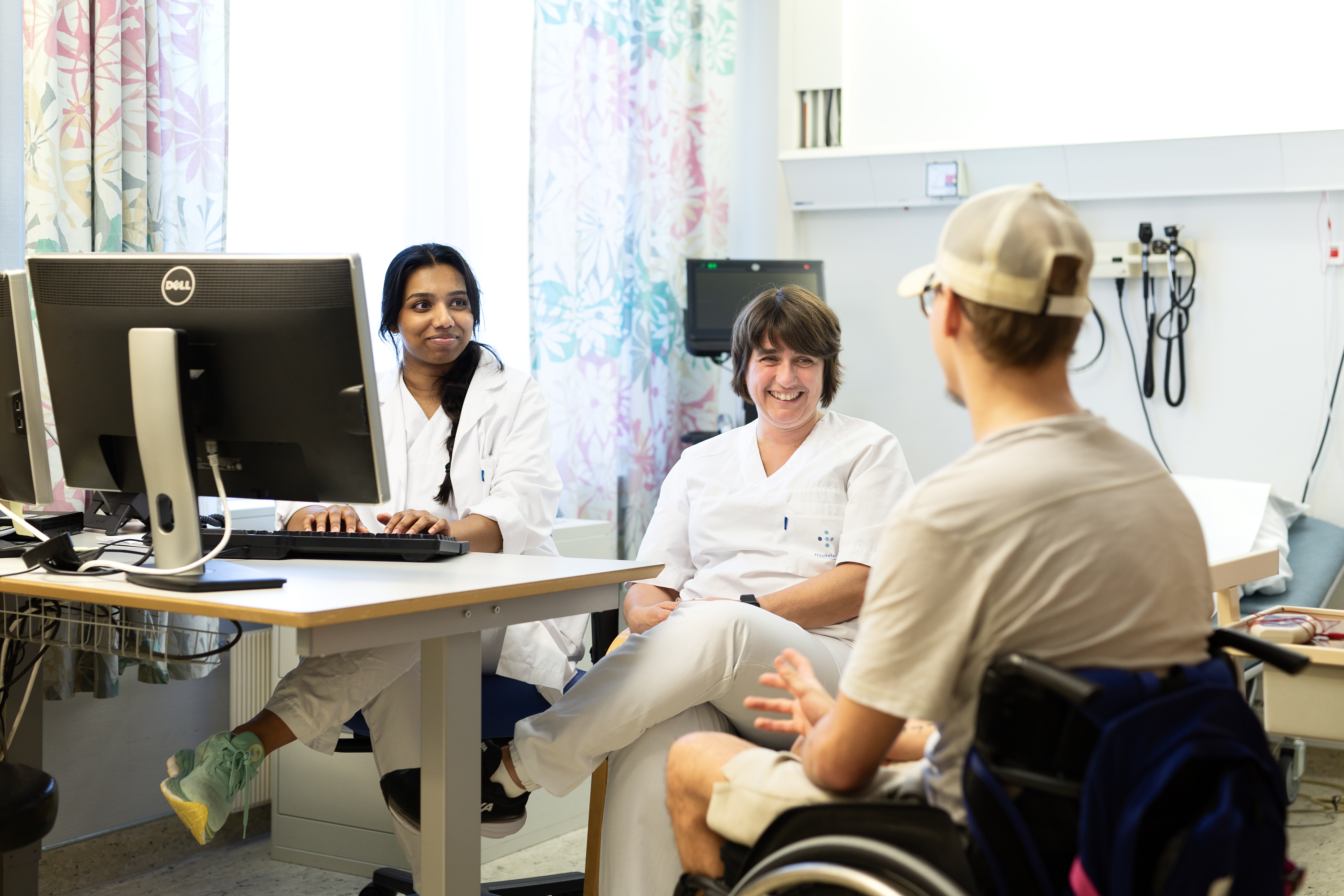 Behandlere og pasient i oppfølgingssamtale