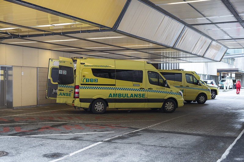 En gruppe gule og grønne varebiler