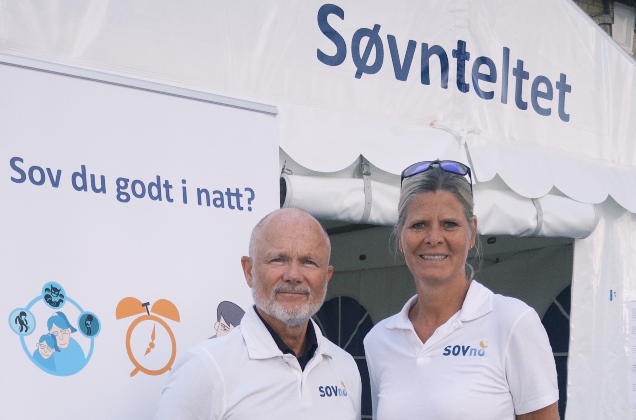 En mann og en kvinne i hvite frakker