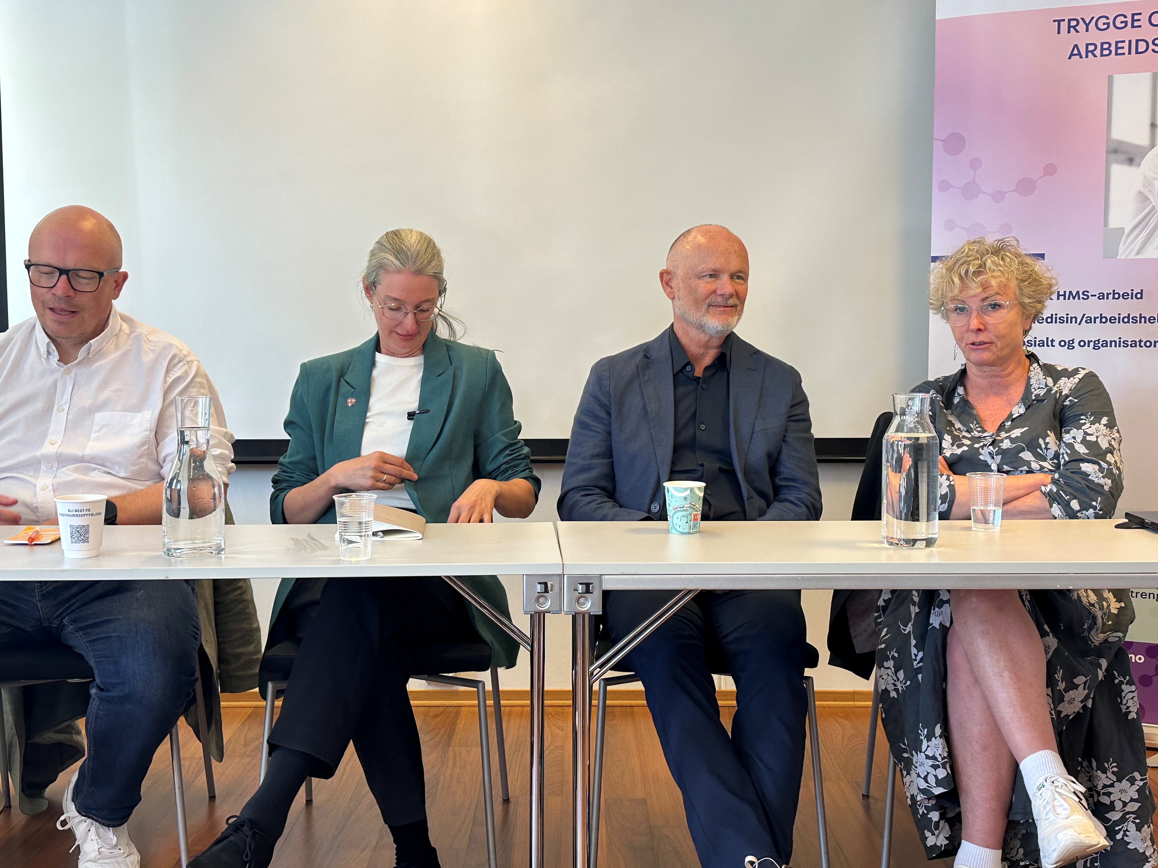 En gruppe mennesker som sitter ved et bord med drikke