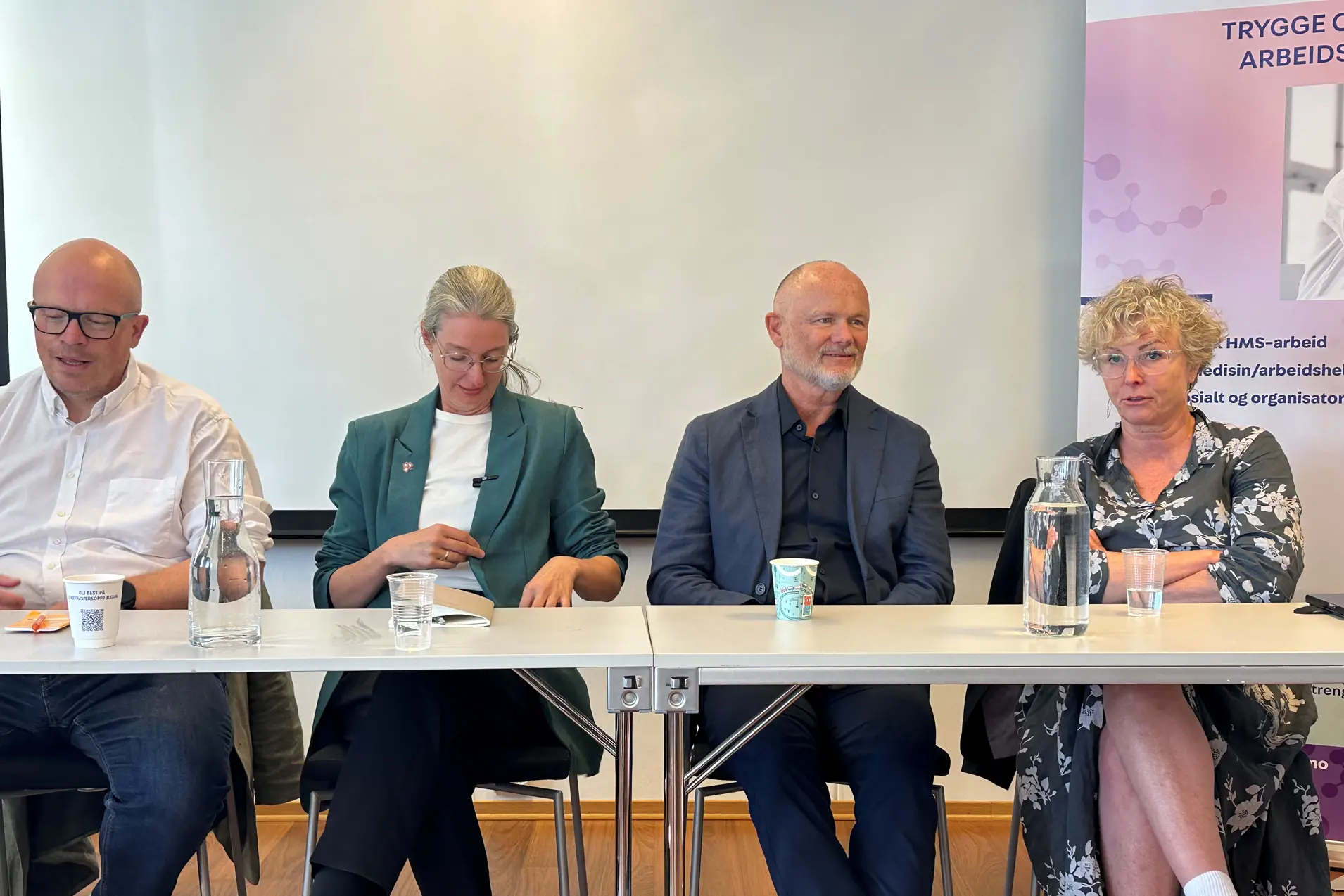 En gruppe mennesker som sitter ved et bord med drikke
