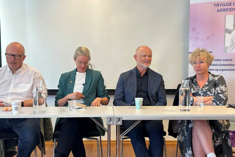 En gruppe mennesker som sitter ved et bord med drikke