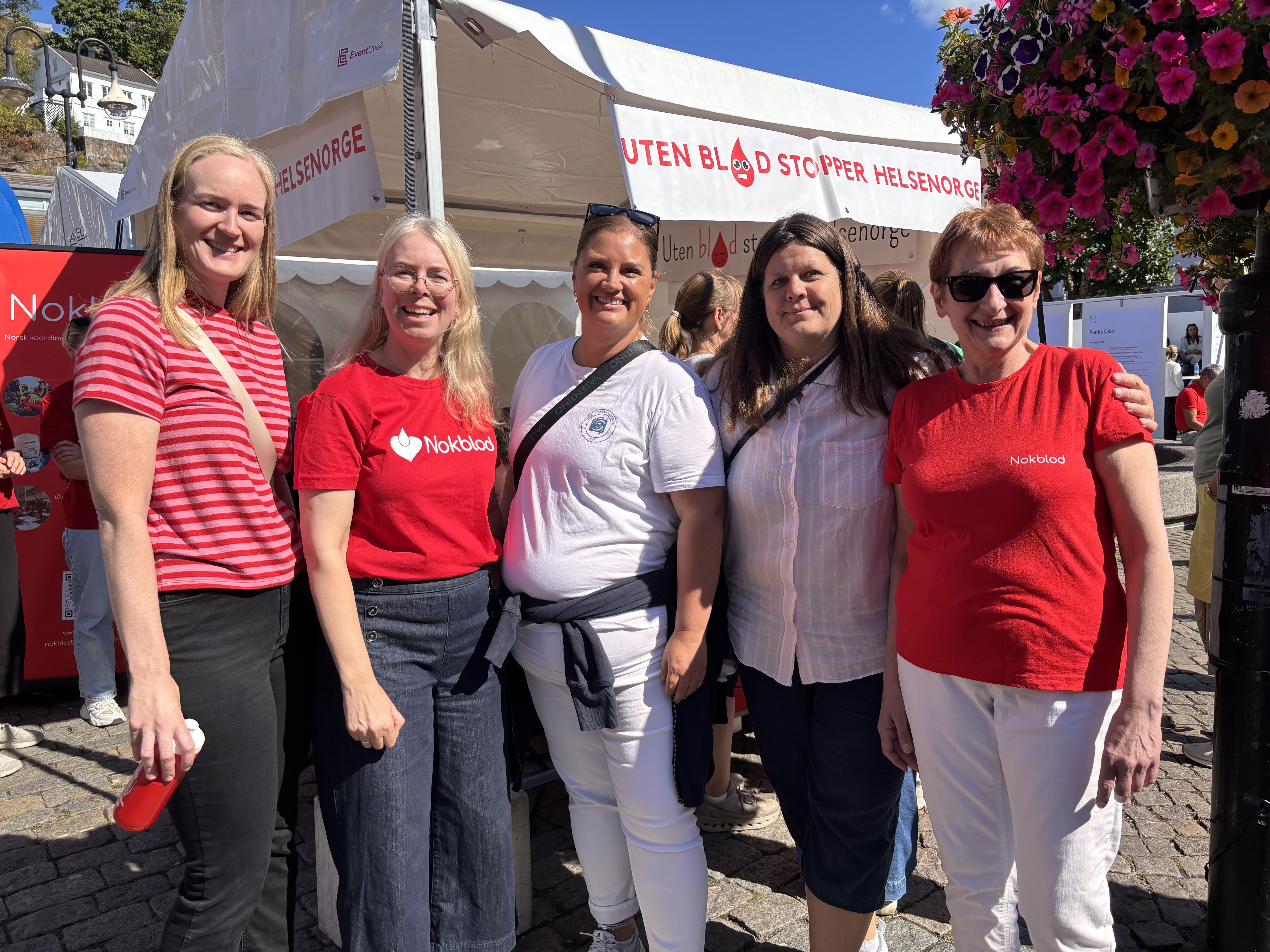 En gruppe kvinner som poserer for et bilde