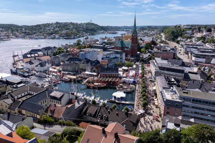 Kystby i solskinn