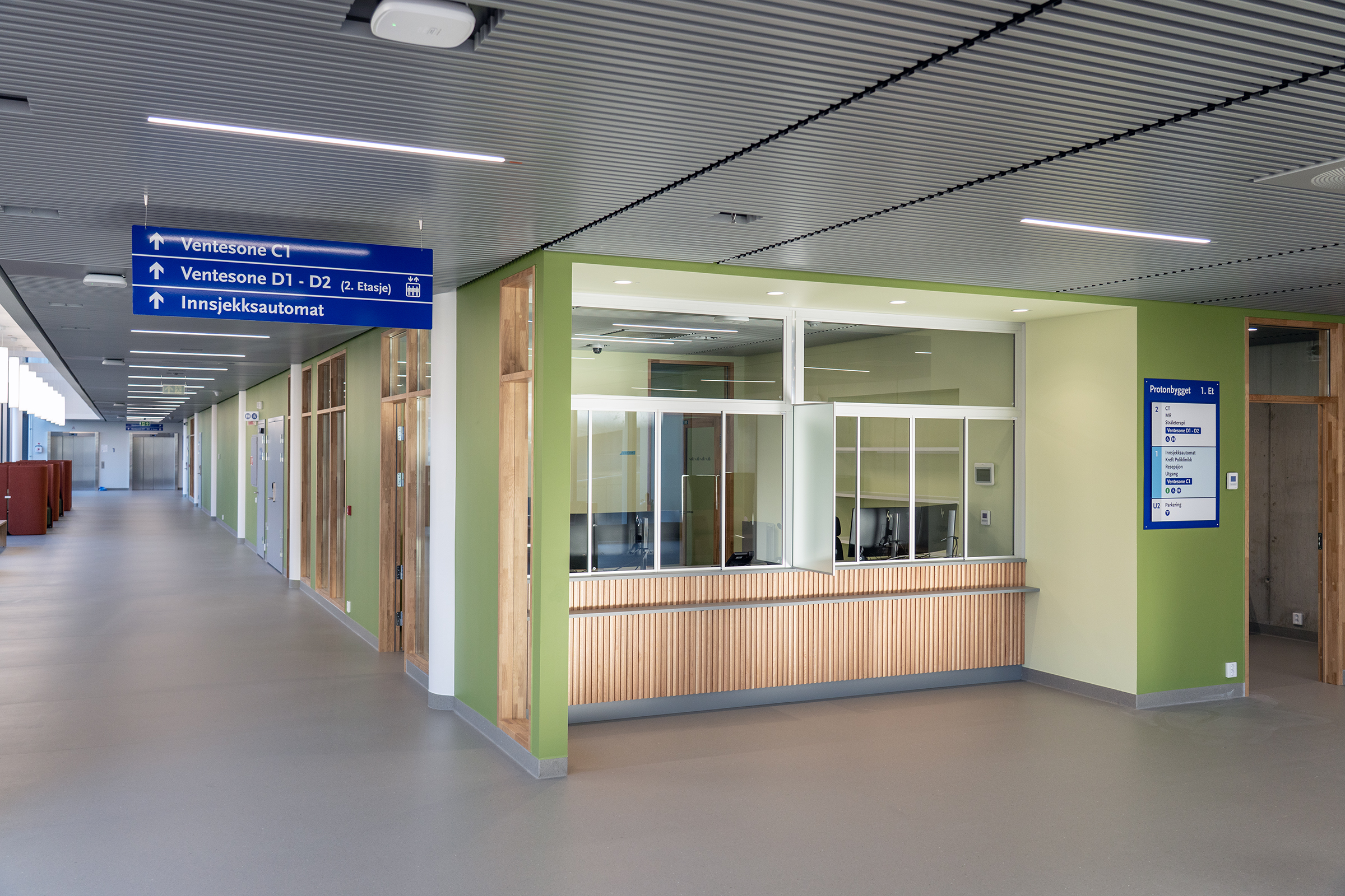 En lang gang med skilt