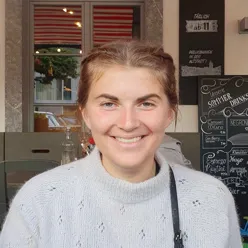 En kvinne som smiler til kameraet