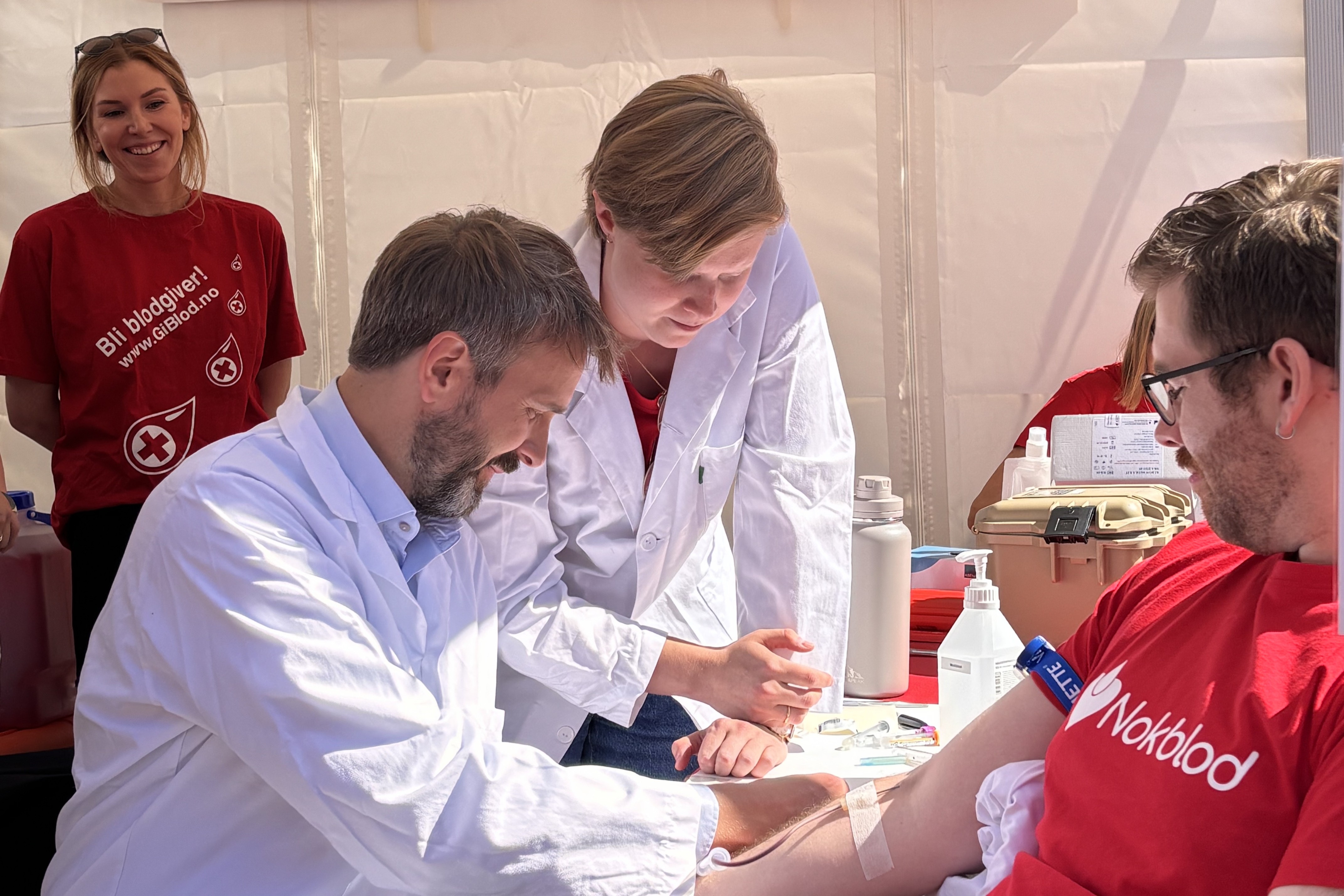 En gruppe mennesker i et laboratorium
