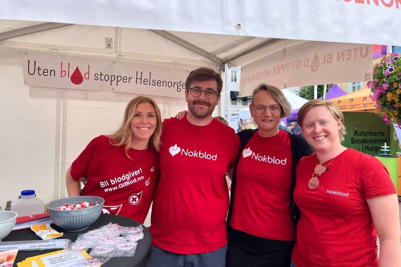 En gruppe mennesker som poserer for et bilde