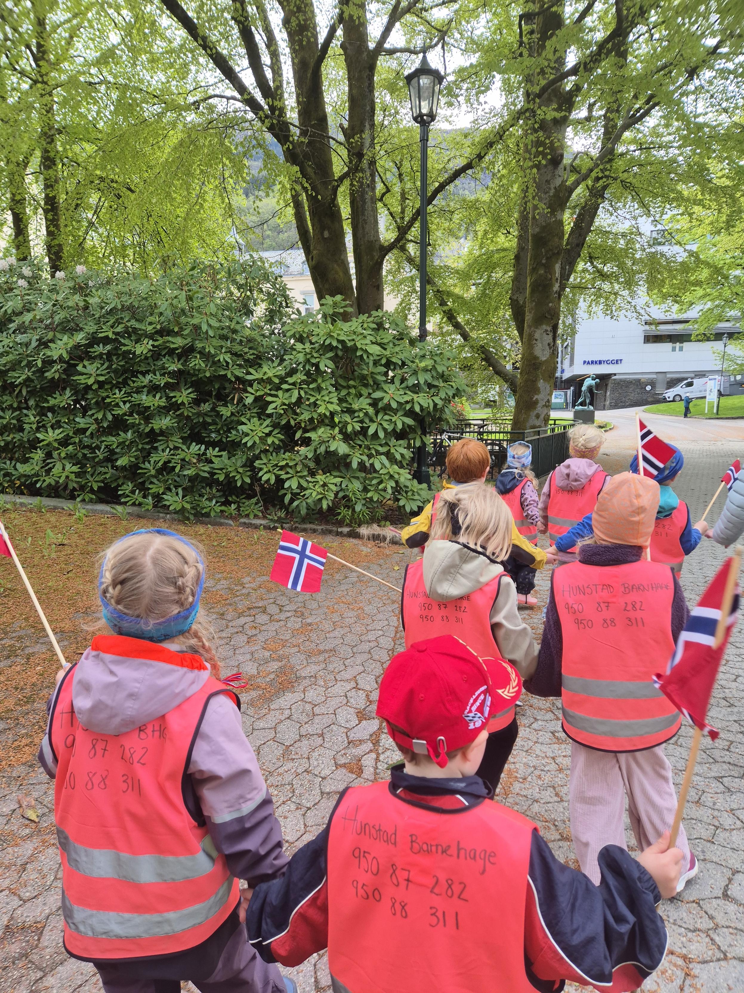 En gruppe mennesker iført røde og hvite uniformer og hatter