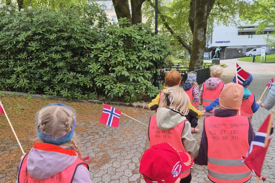 En gruppe mennesker iført røde og hvite uniformer og hatter