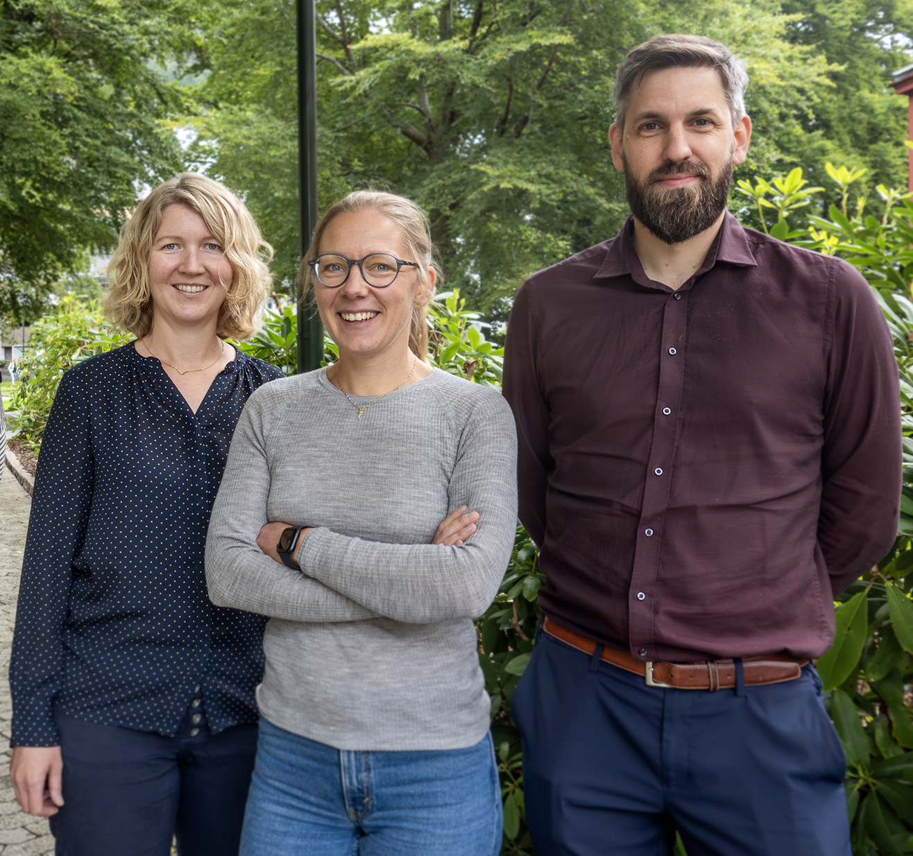 En gruppe mennesker som poserer for et bilde