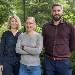En gruppe mennesker som poserer for et bilde