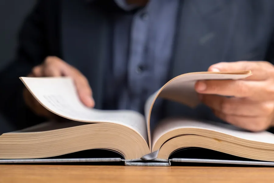 En person som leser en bok