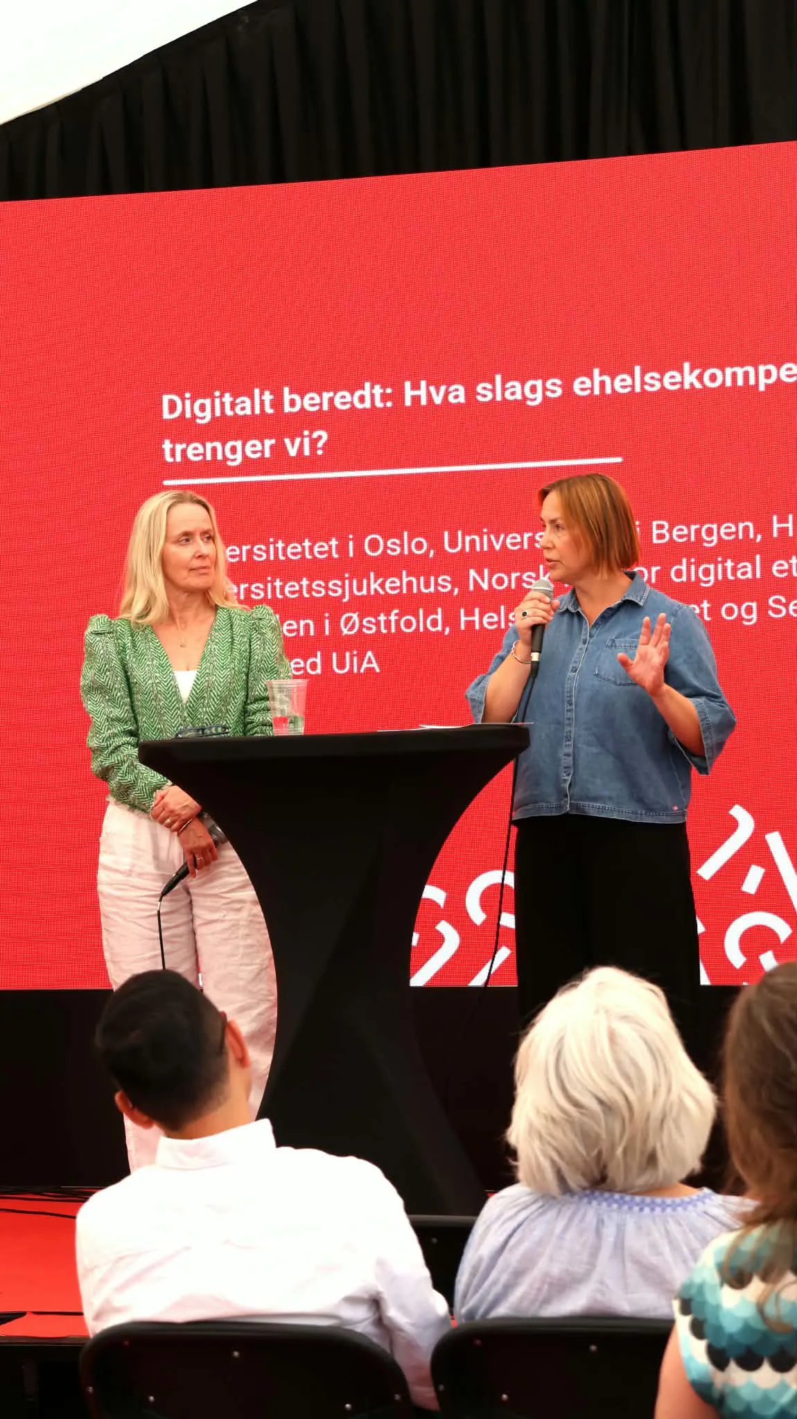 En kvinne som snakker med en mann