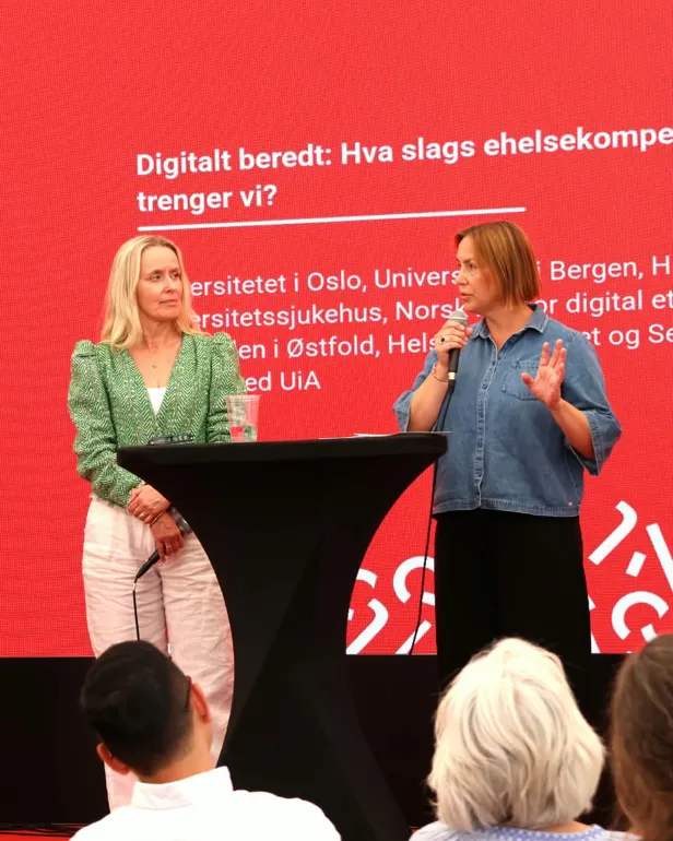 En kvinne som snakker med en mann