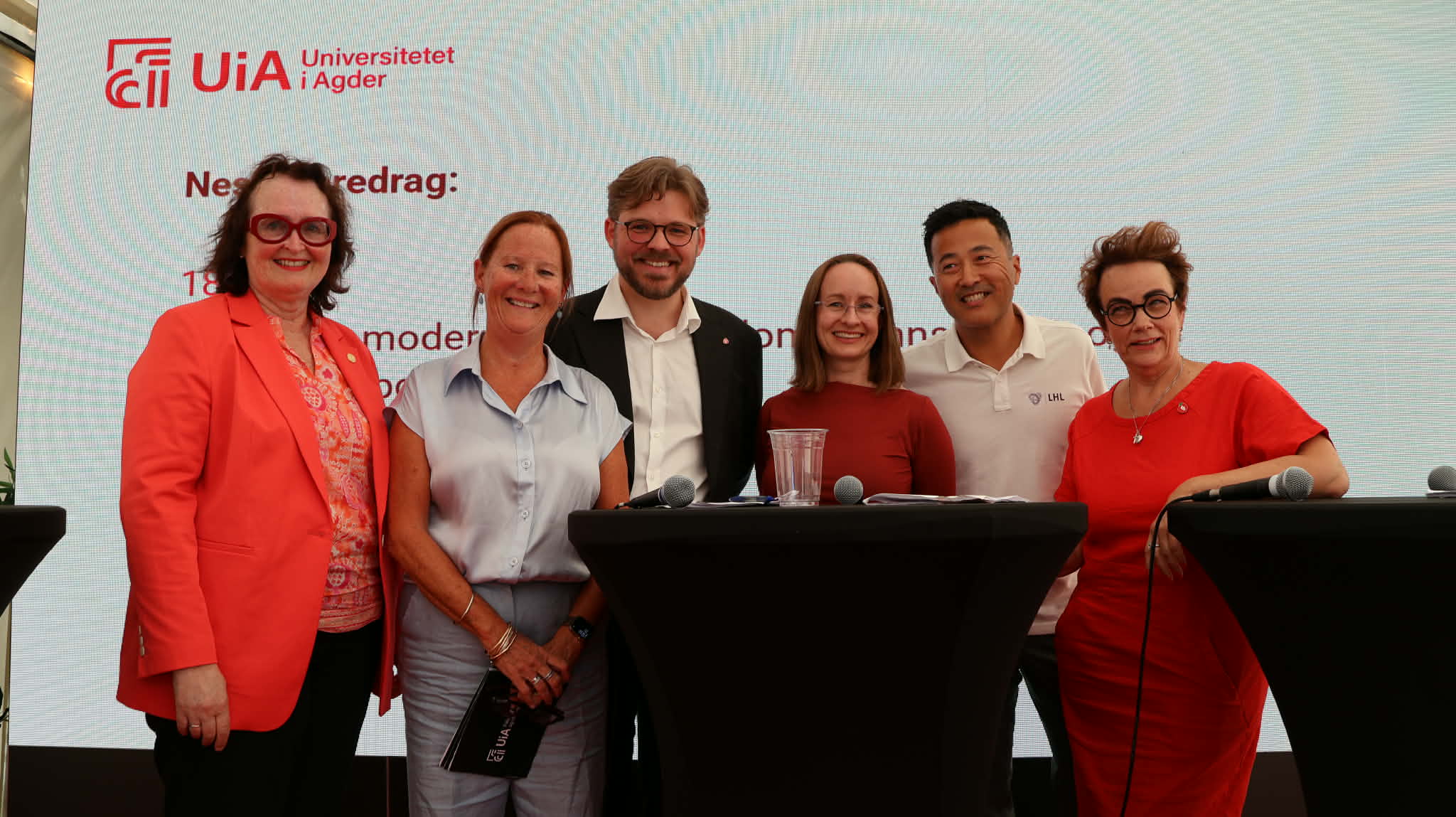 En gruppe mennesker som poserer for et bilde
