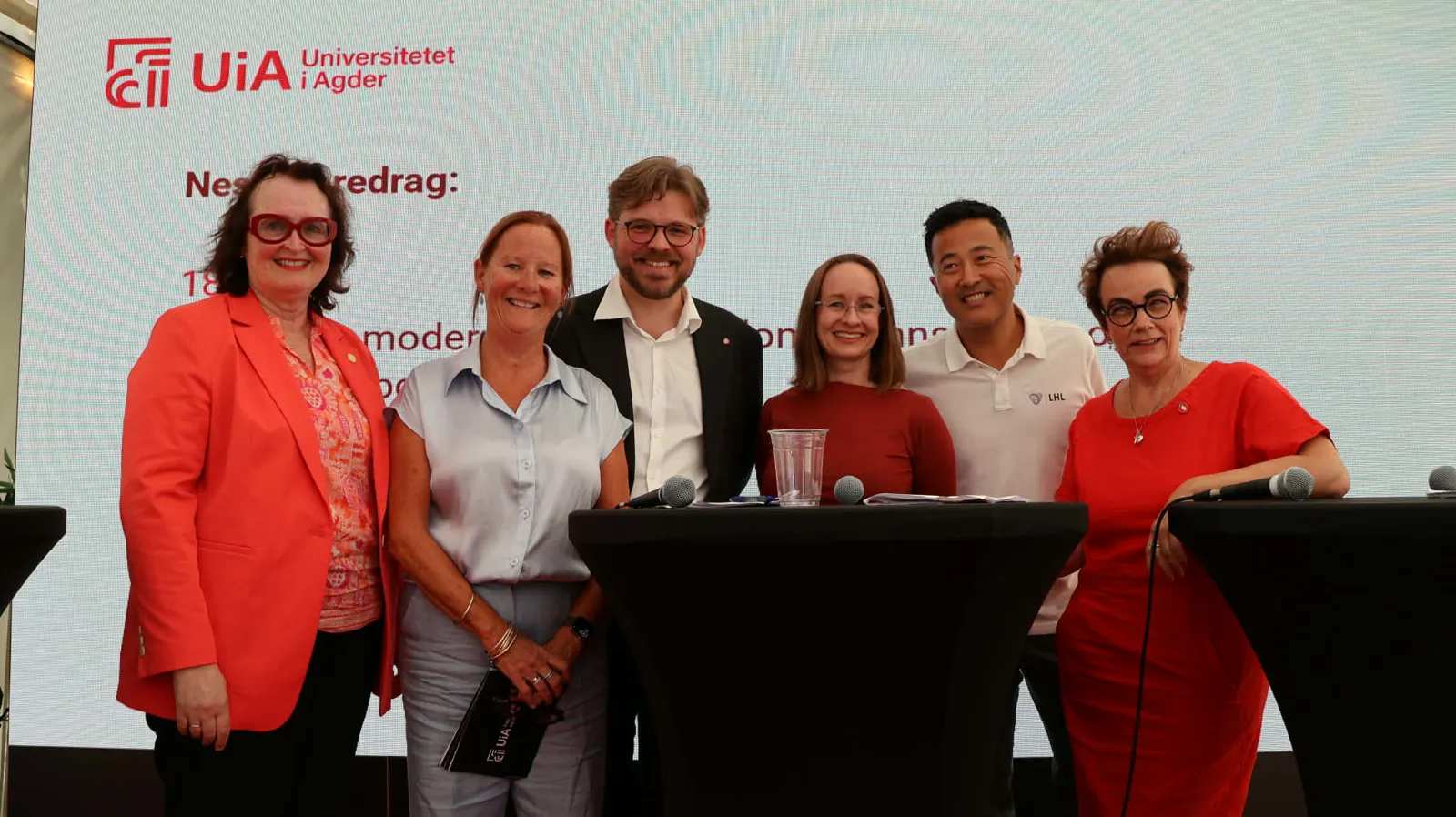 En gruppe mennesker som poserer for et bilde