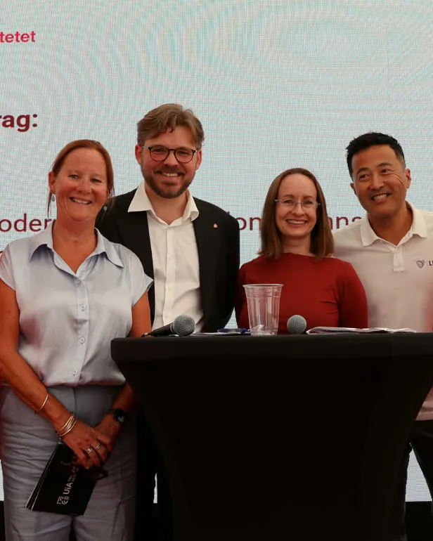 En gruppe mennesker som poserer for et bilde