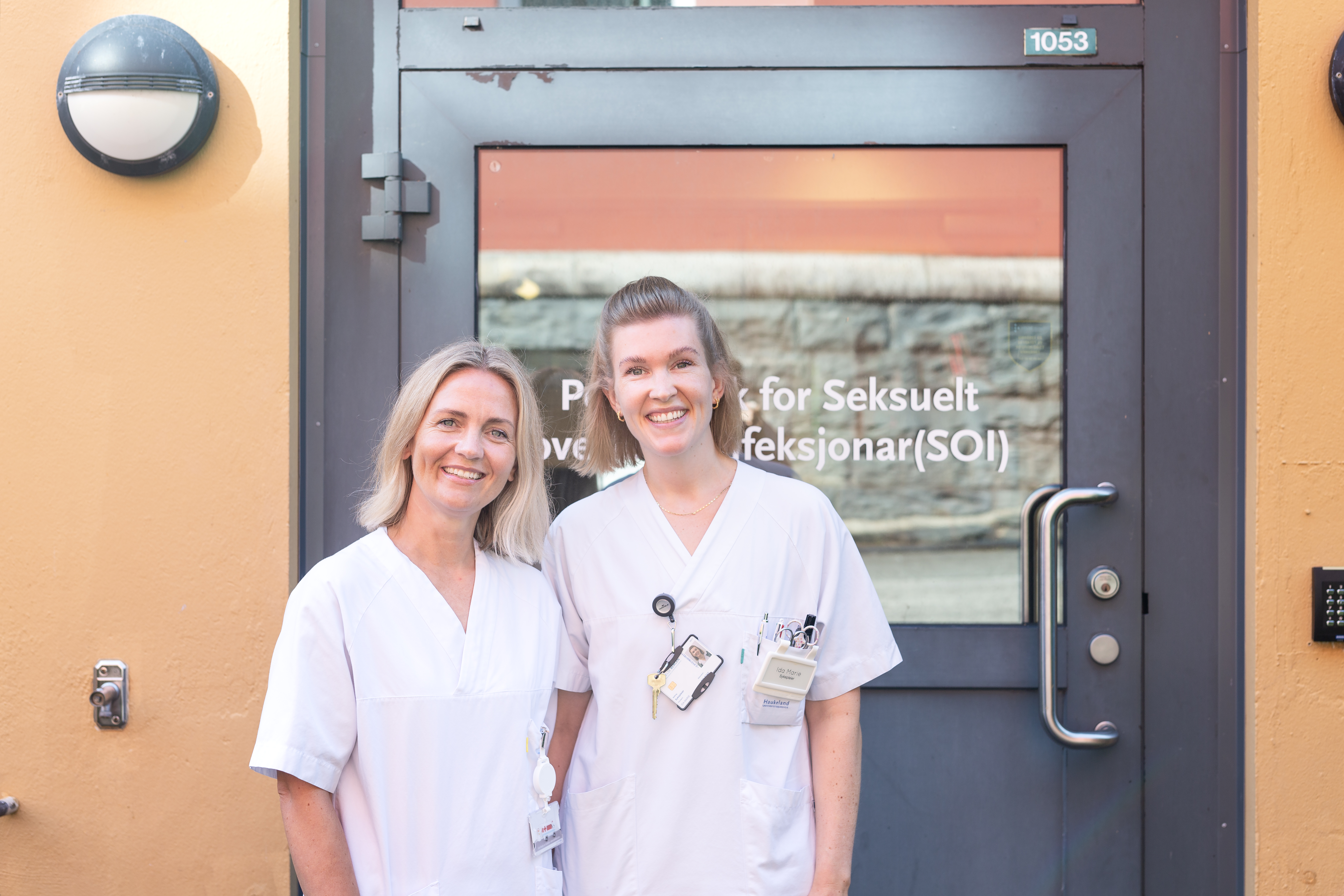 To damer utenfor et bygg.