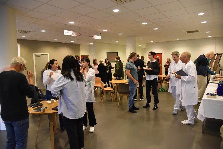 En gruppe personer i et rom