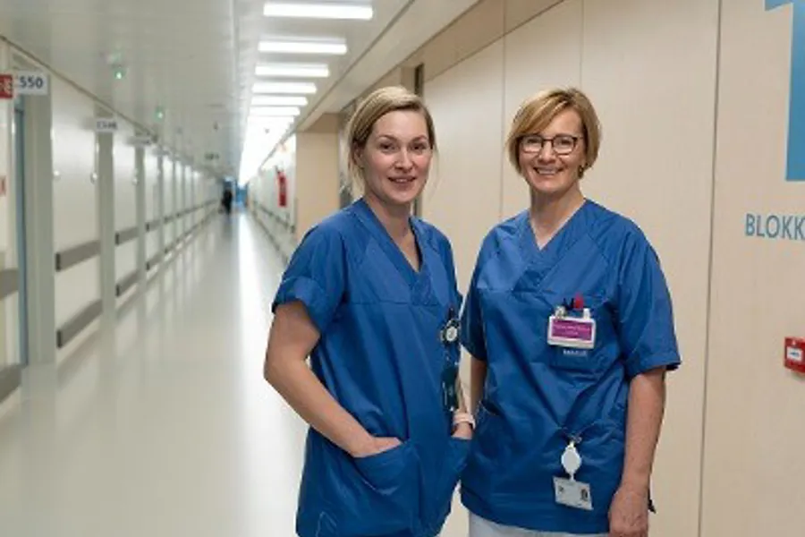 Et par kvinner i blå skjorter