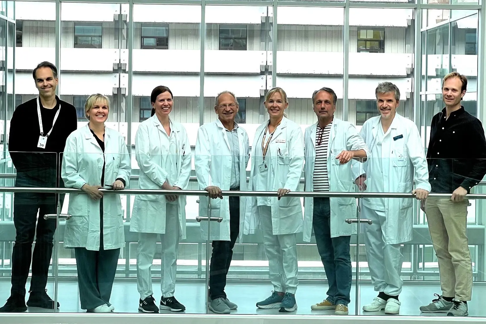 En gruppe mennesker som poserer for et bilde