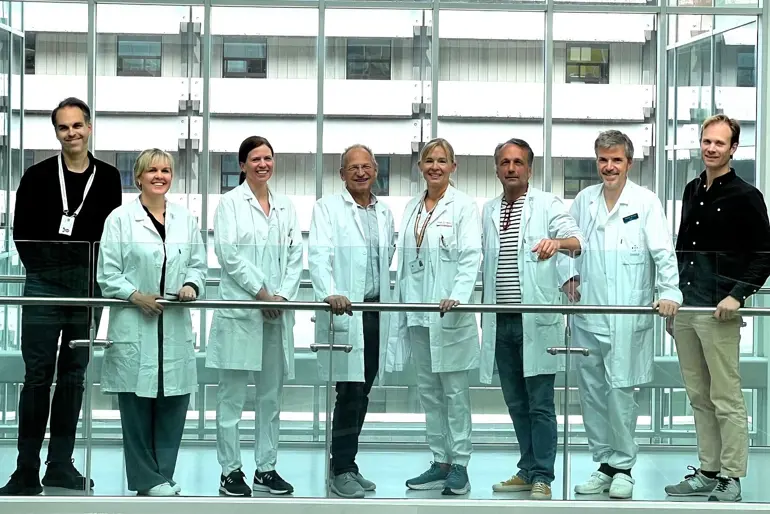 En gruppe mennesker som poserer for et bilde