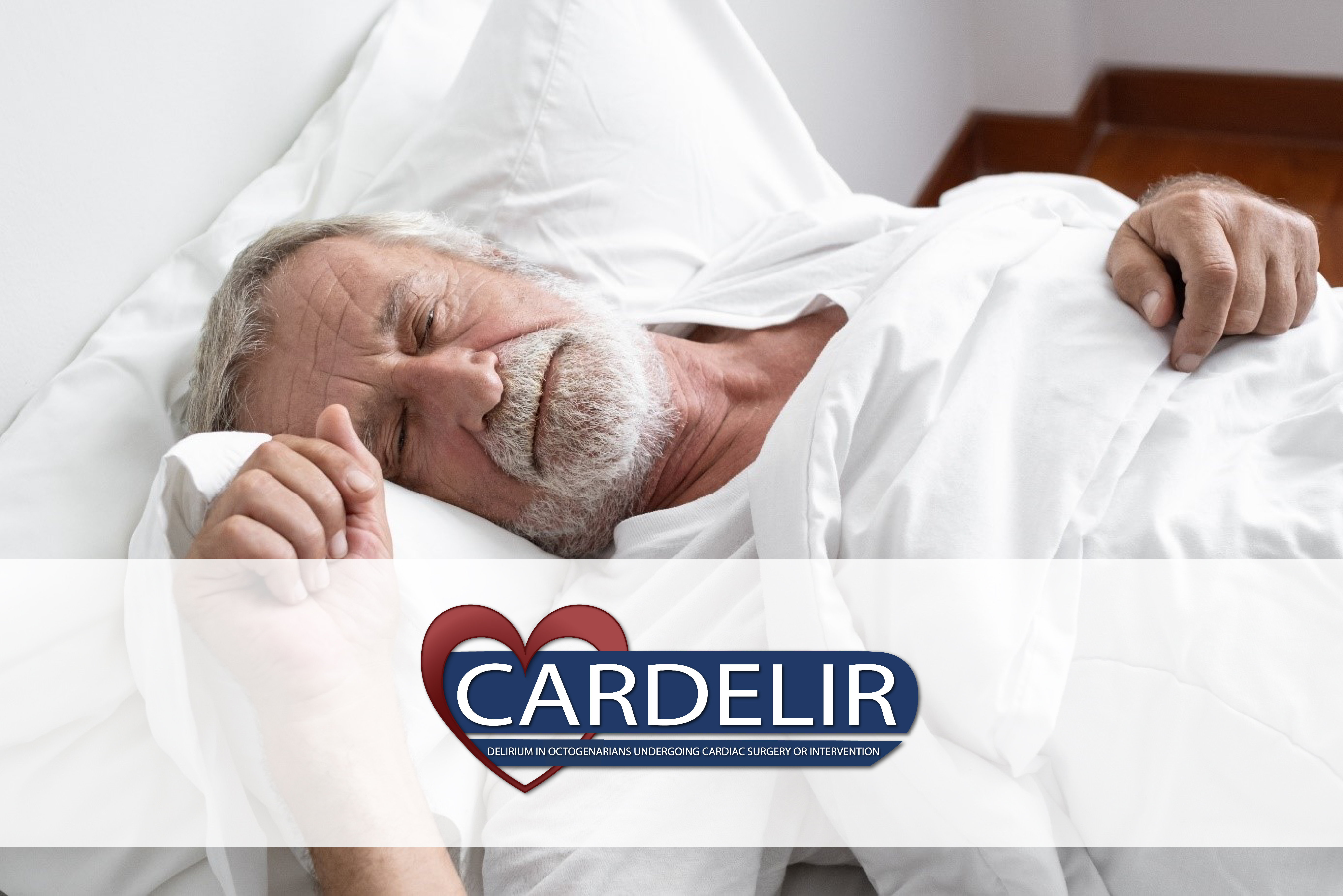 Eldre mann med hvitt hår og skjegg ligger i en seng. Logo for Cardelir på bildet