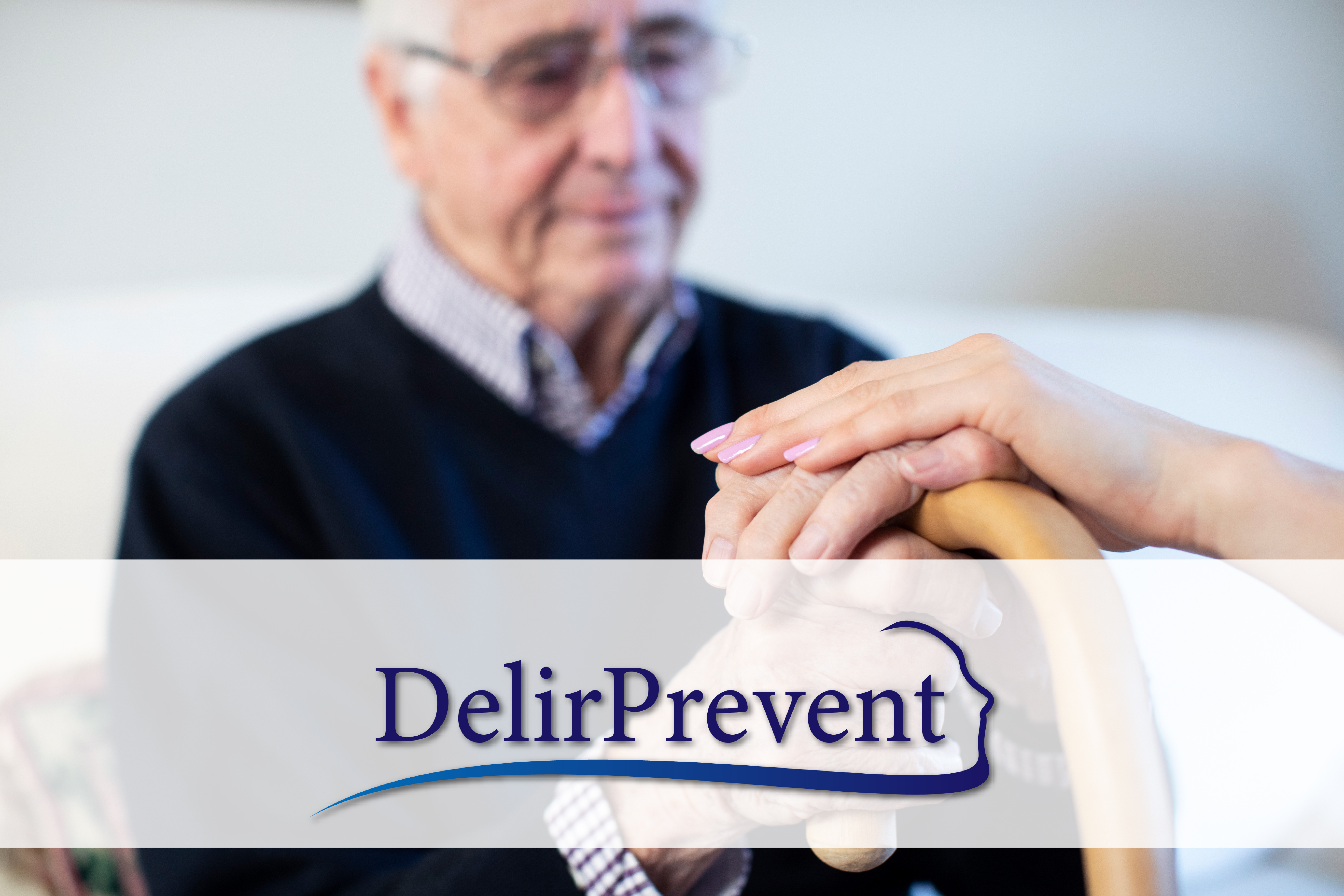 En eldre mann holder i en stokk, og en annen sin hånd ligger over hans. Logo for DelirPrevent