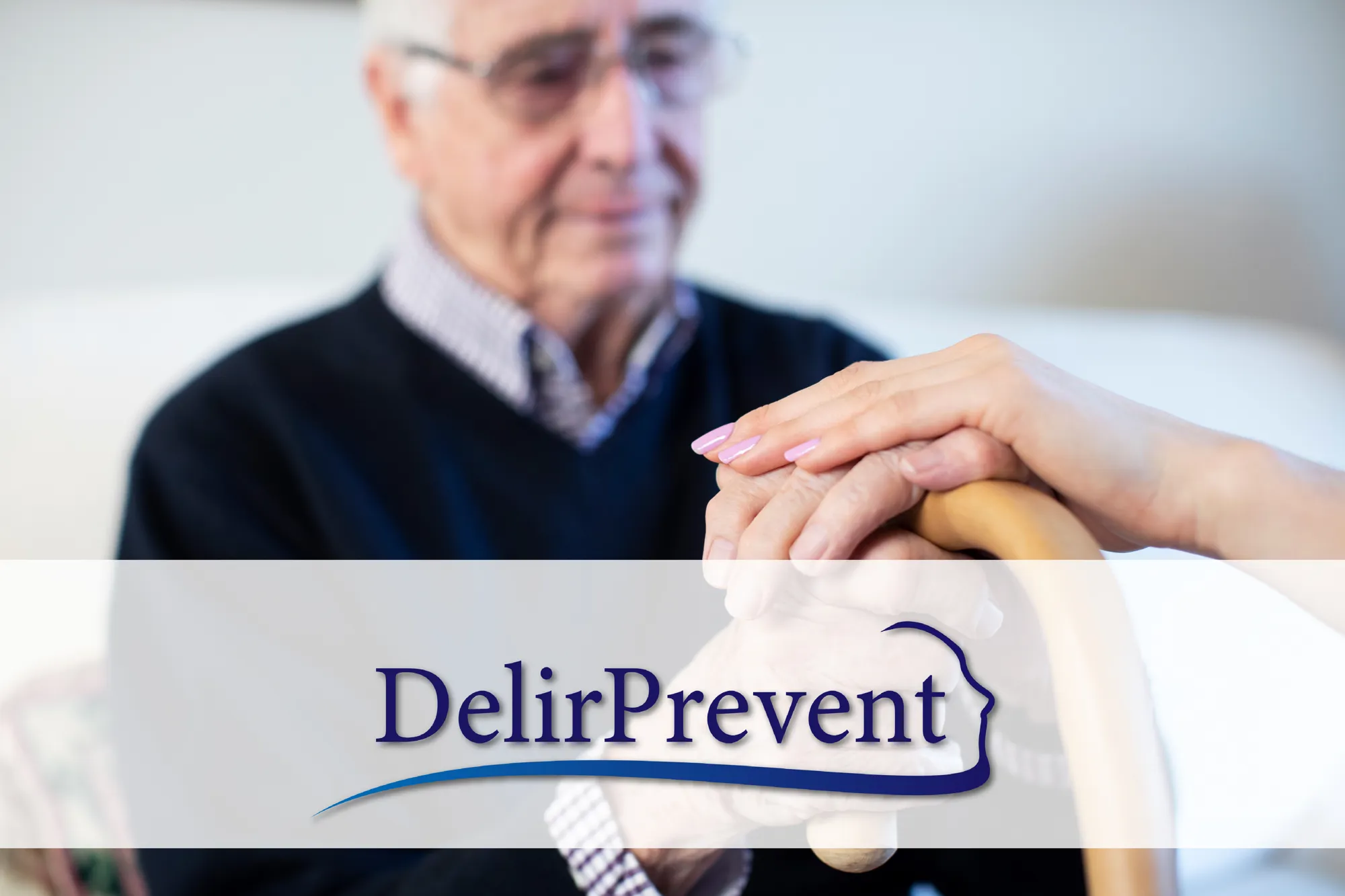 En eldre mann holder i en stokk, og en annen sin hånd ligger over hans. Logo for DelirPrevent