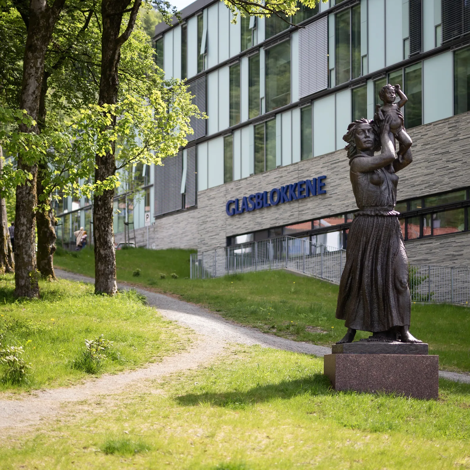 Statue av mor som holder et barn