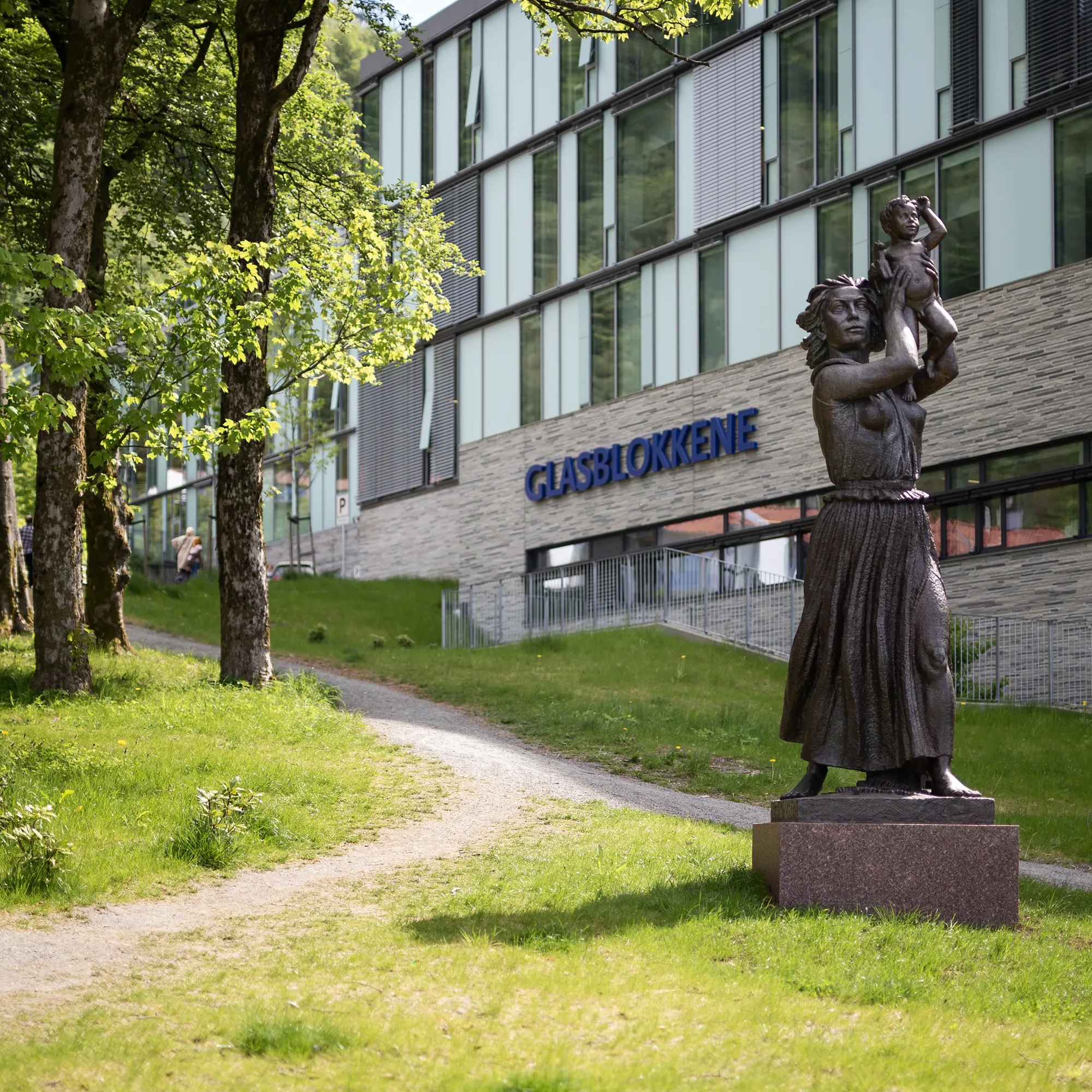 Statue av mor som holder et barn