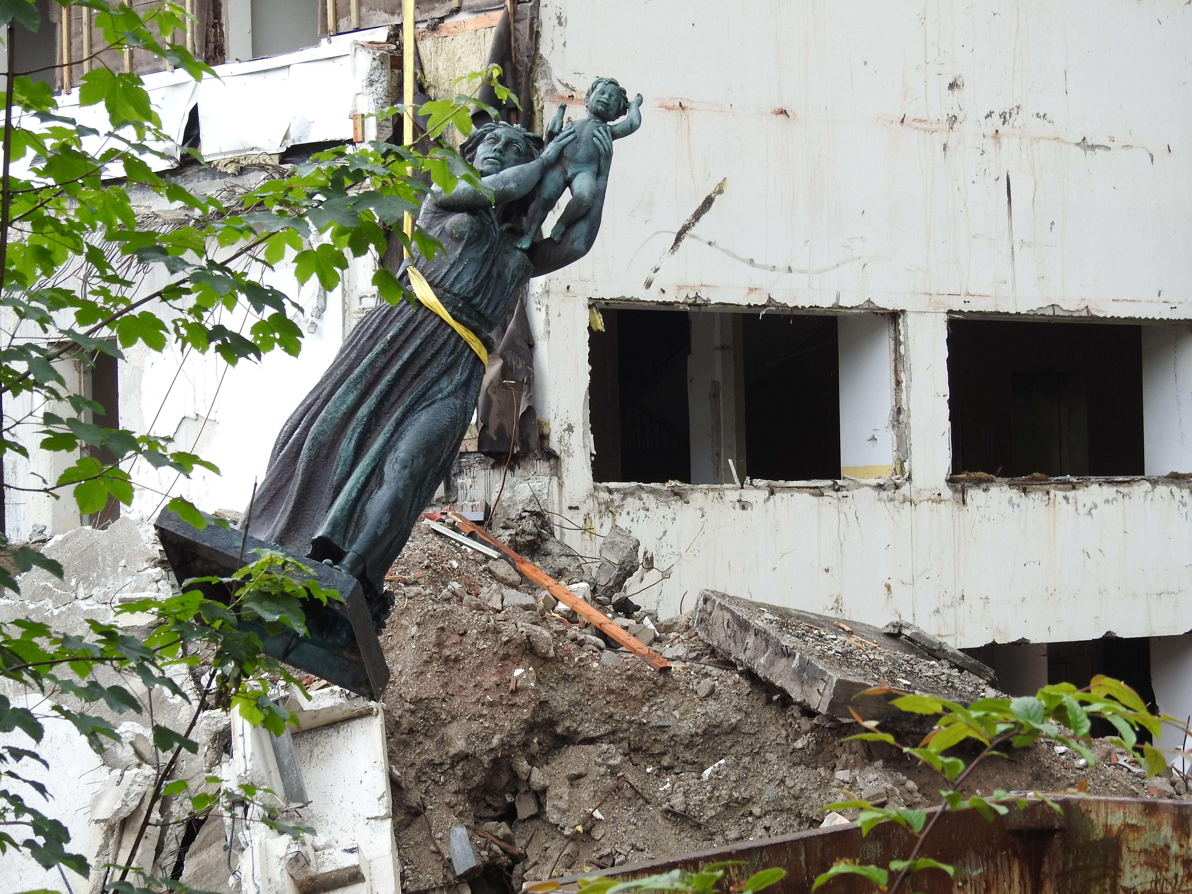 En statue henger i et tau