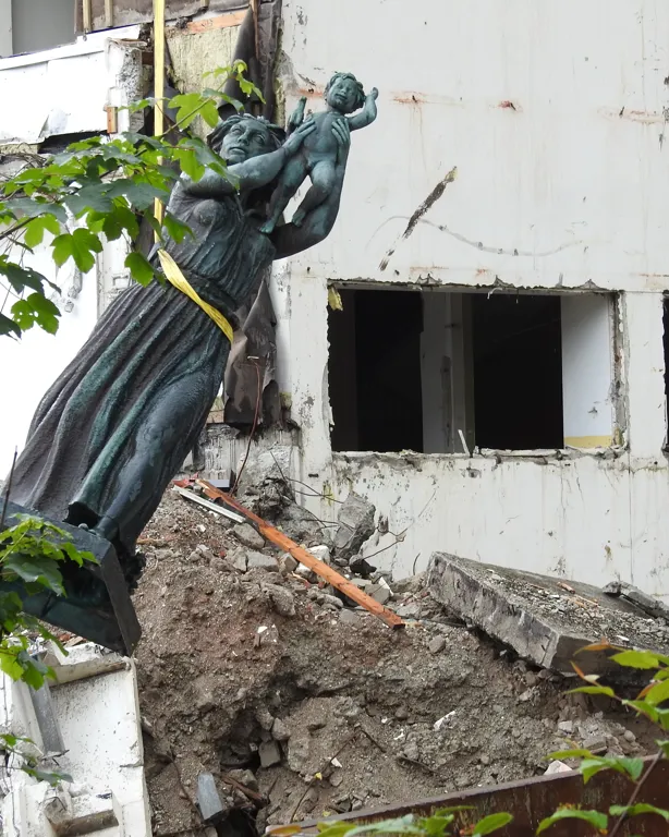 En statue henger i et tau