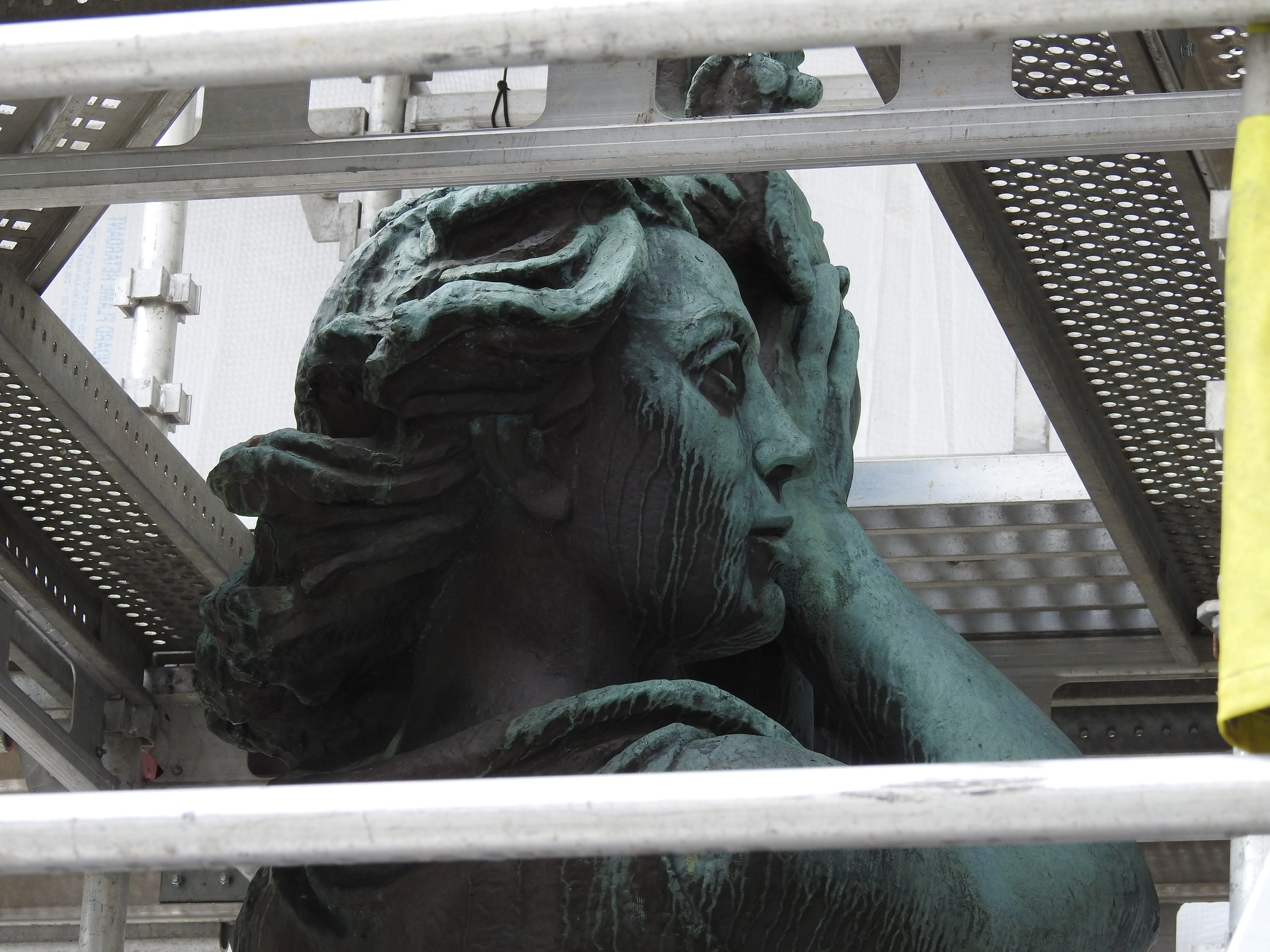 Nærbilde av hodet til en statue