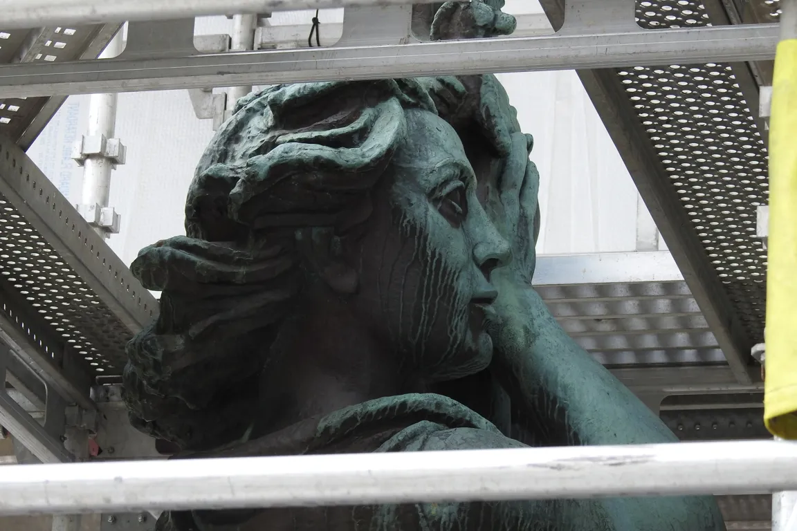 Nærbilde av hodet til en statue