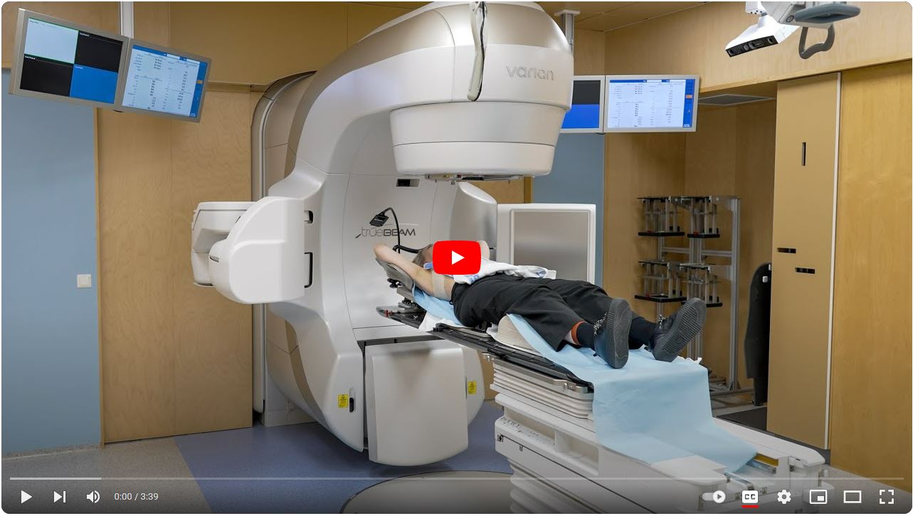 En person som ligger i en strålemaskin